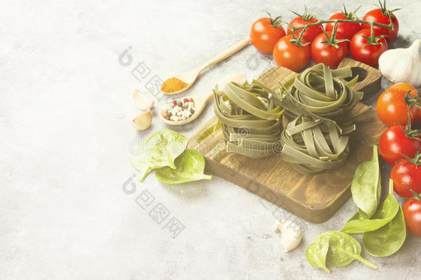 生的面团关于意大利干面条和菠菜和组成部分为哥丁