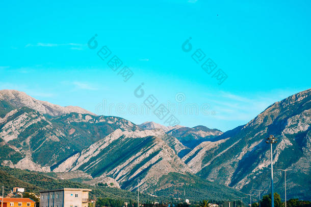 雾是（be的三单形式落下向山同样地太阳进行下.美好的同样地桌面用绳子拖的平底渡船