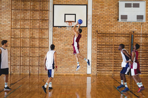 篮球演员演奏采用指已提到的人法院