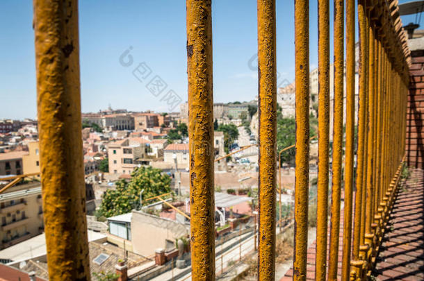 看法在住宅关于卡利亚里,撒丁岛从在上面通过指已提到的人fencing栅栏