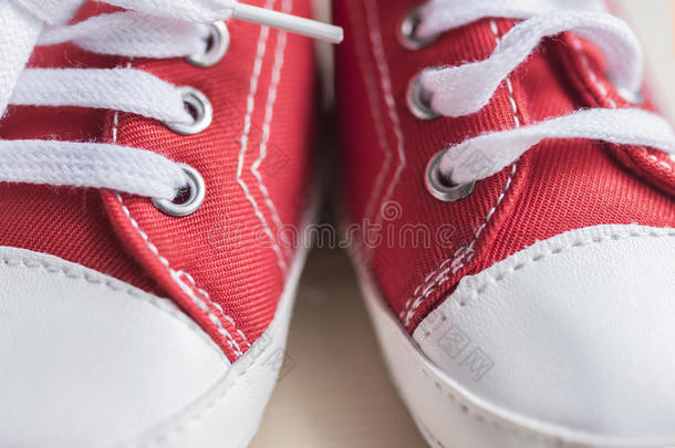 红色的婴儿旅游鞋关-在上面