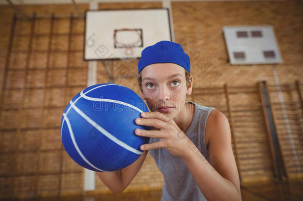 高的学校男孩演奏篮球采用指已提到的人法院