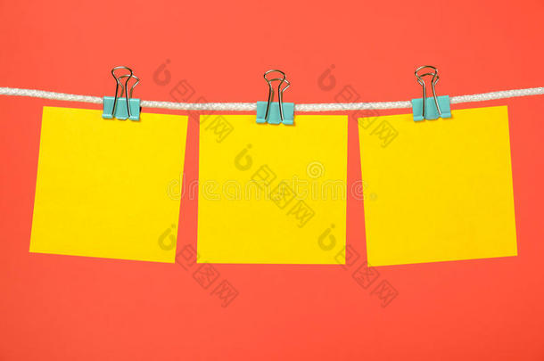 空白的黄色的纸记下绞死向晒衣绳