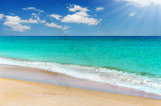 蓝色海和白色的s和海滩采用蓝色天
