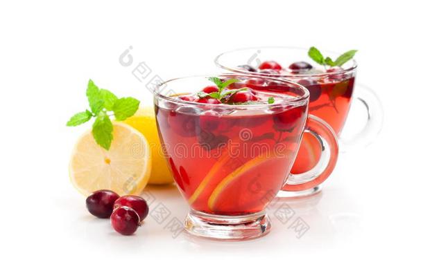 红色的成<strong>果茶水</strong>和柠檬和蔓越橘隔离的向白色的后面