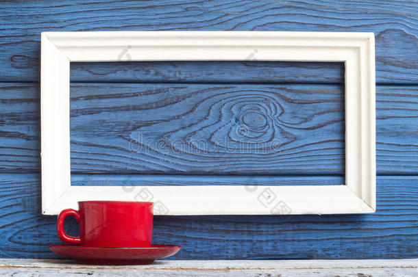 白色的框架红色的咖啡豆杯子向一b一ckground关于蓝色bo一rds