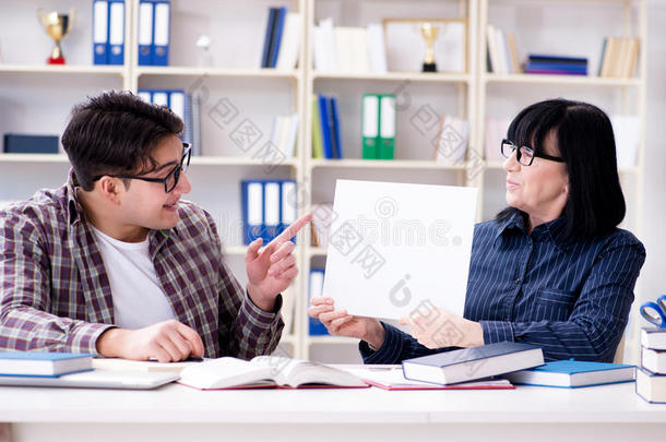 指已提到的人年幼的学生和教师在的时候<strong>当家</strong>庭教师教训