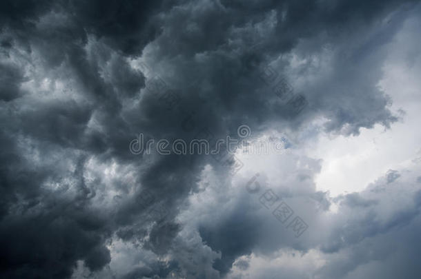 背景关于黑暗的云在之前一雷声-暴风雨,阳光苏