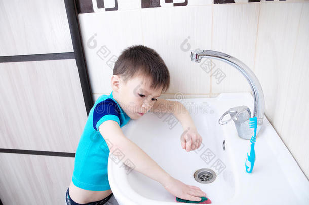 男孩清洁采用浴室洗s采用k,小孩do采用g在上面<strong>家务劳动</strong>helicopter直升机