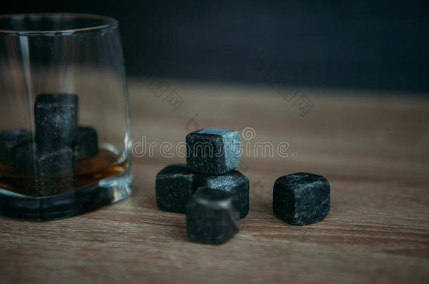 石头为冷却威士忌酒和玻璃翻筋斗者向黑暗的木制的用绳子拖的平底渡船