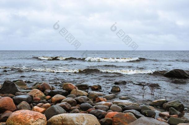 石头向指已提到的人岸关于有暴风雨的波浪状的拉多加湖湖.普瑞泽斯克,上游阻力