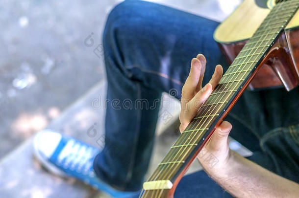 吉他演员演奏歌曲,户外的,公园