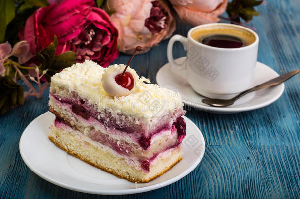 块关于蛋糕,海绵蛋糕s,乳霜,樱桃,鞭打乳霜向英语字母表的第2个字母