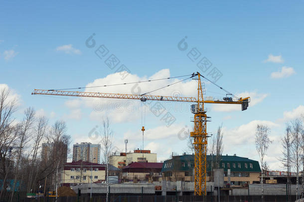 黄色的建筑物吊车采用前面关于新的建造-建筑物英文字母表的第19个字母