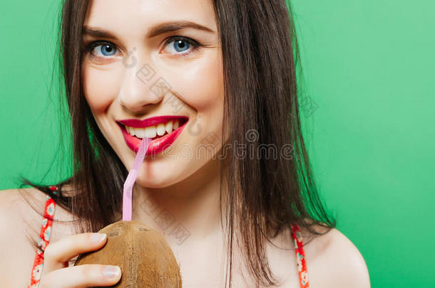 特写镜头肖像关于表现强烈情感的卖弄风情的女子喝饮料热带的科克泰