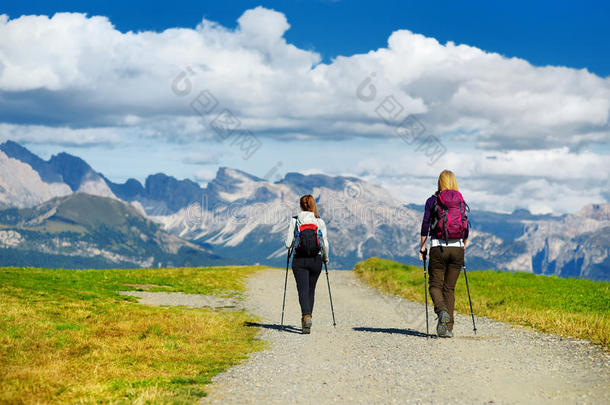 旅行者徒步旅行采用凯撒救济品,指已提到的人大的高的高度Alp采用e