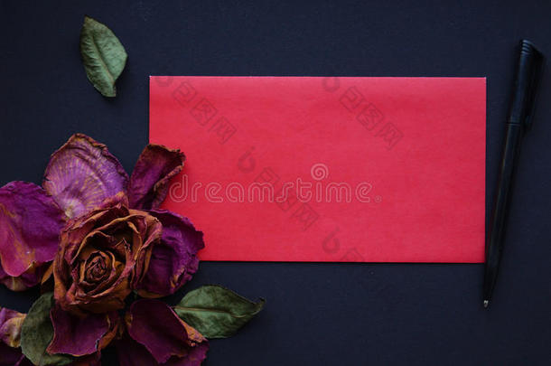 干的干燥的玫瑰花瓣和信封.