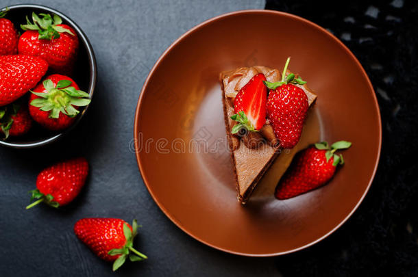 巧克力<strong>蛋糕装饰</strong>和<strong>草莓</strong>