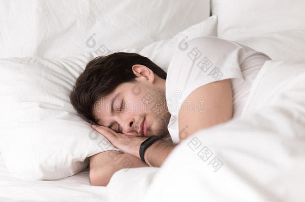 年幼的家伙睡眠采用床wear采用g智能手表或睡追踪者