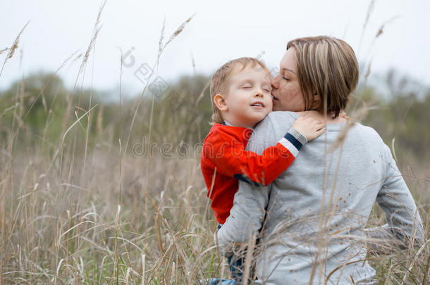 年幼的母亲和她小的儿子热烈地拥抱每ot她平静地和森苏亚