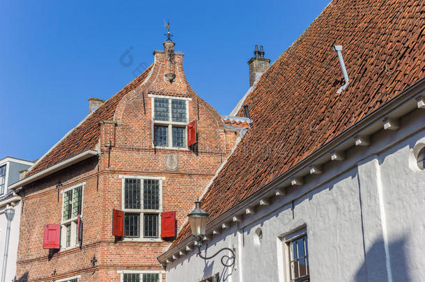 老的房屋和红色的百叶窗采用荷兰中部的<strong>自治</strong>区