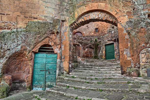 皮蒂利亚诺,托斯卡纳区,意大利:老的楼梯,<strong>地下室门</strong>和米蒂