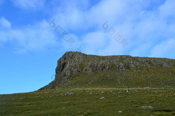 崎岖的多岩石的风景在尼斯特点采用苏格兰