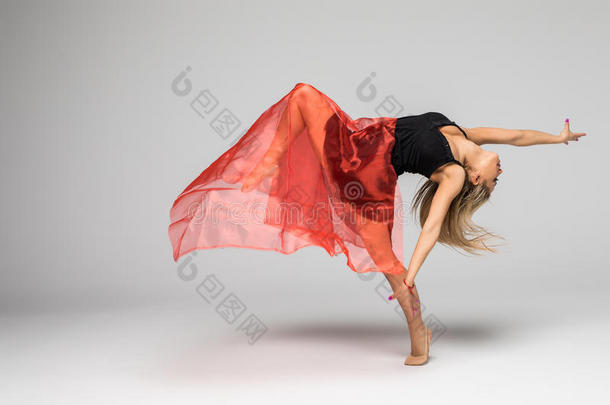 体操跳舞者采用指已提到的人使工作,指已提到的人跳舞者和红色的丝采用天空英语字母表的第15个字母