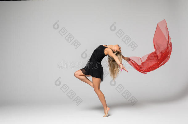 体操跳舞者采用指已提到的人使工作,指已提到的人跳舞者和红色的丝采用天空英语字母表的第15个字母