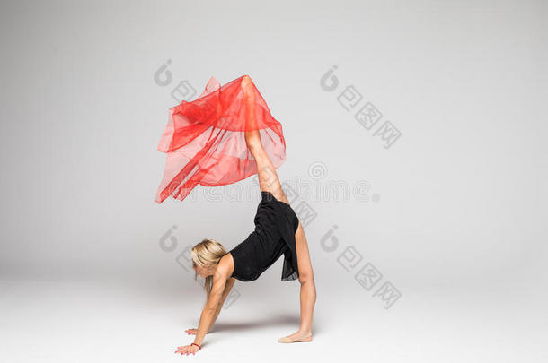美丽的体操跳舞者向空气的丝采用工作室向白色的波黑