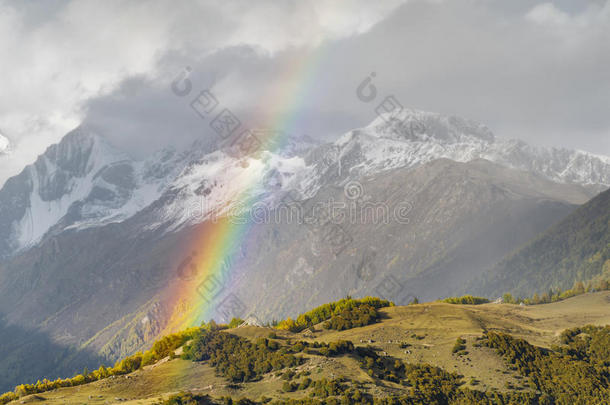 美丽的<strong>山</strong>彩虹和雪<strong>山</strong>s背景