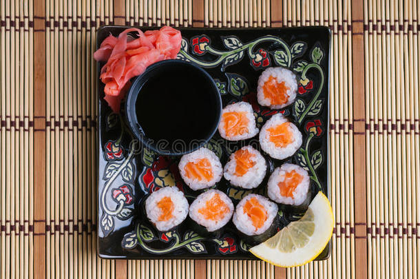 寿司名册和鲑鱼和大豆调味汁