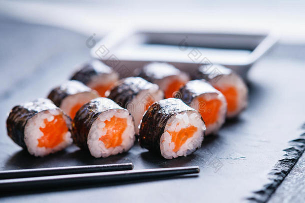 寿司名册和鲑鱼,大豆调味汁和筷子