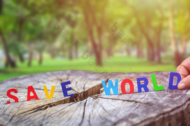 木制的字母表救助世界向树树桩.爱树或救助