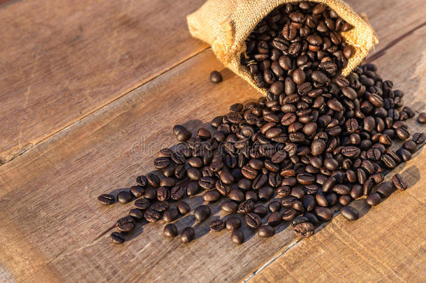烤咖啡豆豆采用小的麻袋向木制的表.