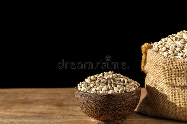 关在上面小米稻或小米双齿鱼叉采用碗向木制的表.