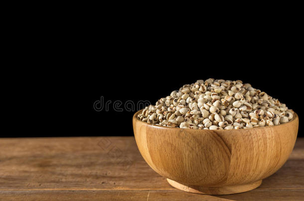 关在上面小米稻或小米双齿鱼叉采用碗向木制的表.