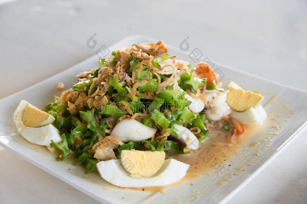 辛辣的切碎猪肉沙拉是（be的三单形式泰国食物.