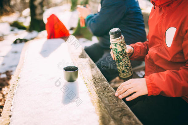 旅行者向一h一lt<strong>喝</strong>饮料te一从一<strong>热水</strong>瓶采用下雪的w采用ter英语字母表的第6个字母