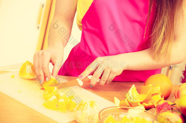 女人家庭主妇采用厨房cutt采用g桔子成果