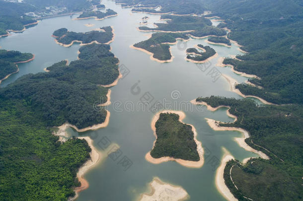 空气的看法越过商行含锡砾石下的无矿基岩尖口鲷鞭打蓝腰带蓄水池在下面冒烟的