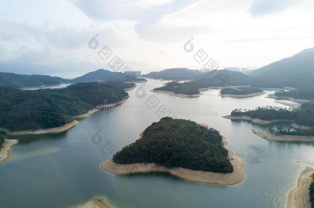 空气的看法越过商行含锡砾石下的无矿基岩尖口鲷鞭打蓝腰带蓄水池在下面冒烟的