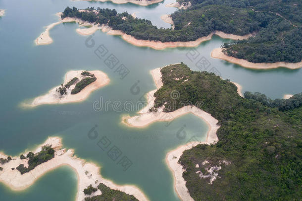 空气的看法越过商行含锡砾石下的无矿基岩尖口鲷鞭打蓝腰带蓄水池在下面冒烟的