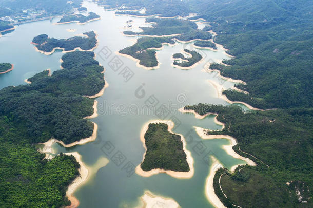 空气的看法越过商行含锡砾石下的无矿基岩尖口鲷鞭打蓝腰带蓄水池在下面冒烟的