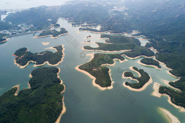 空气的看法越过商行含锡砾石下的无矿基岩尖口鲷鞭打蓝腰带蓄水池在下面冒烟的