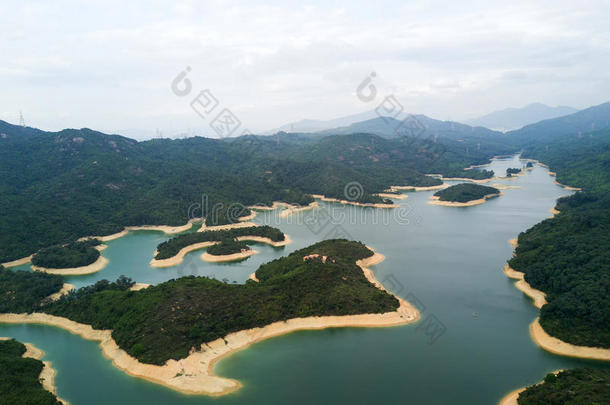 空气的看法越过商行含锡砾石下的无矿基岩尖口鲷鞭打蓝腰带蓄水池在下面冒烟的