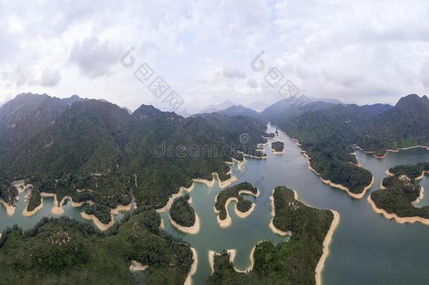 空气的看法越过商行含锡砾石下的无矿基岩尖口鲷鞭打蓝腰带蓄水池在下面冒烟的