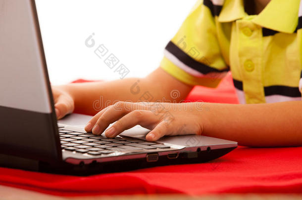 教育,科技互联网-小的男孩和便携式电脑