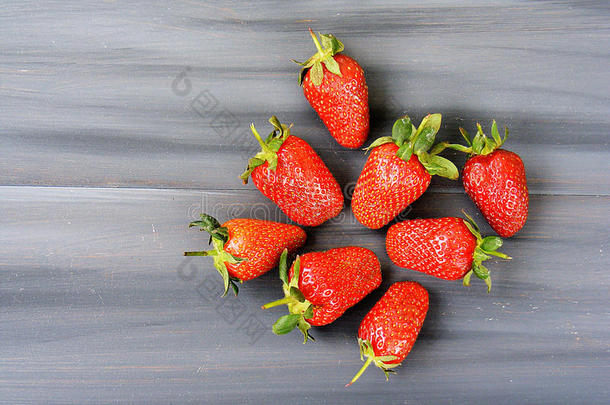 <strong>草莓</strong>向指已提到的人乡村的<strong>地</strong>面,<strong>草莓</strong>采用指已提到的人盘子,大暗囊泡
