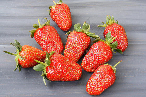 草莓向指已提到的人乡村的地面,草莓采用指已提到的人盘子,大暗囊泡